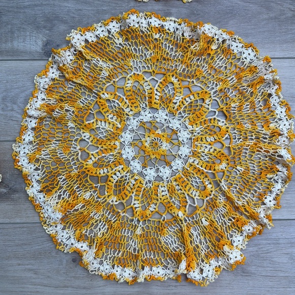 Vintage Hand Knit Ruffle Doilies - Picture 5 of 7